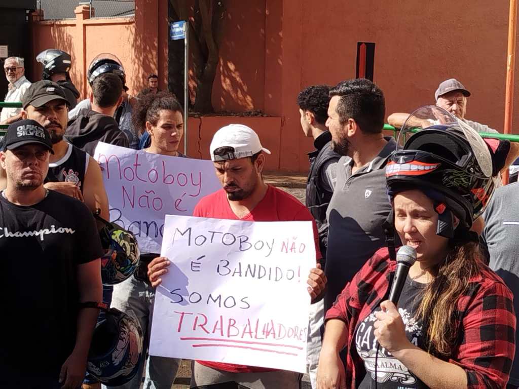 Entregadores: motoboys e motogirls foram até à Câmara