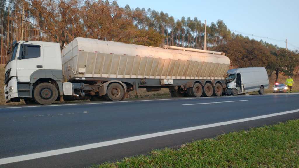 Colisão entre van e caminhão