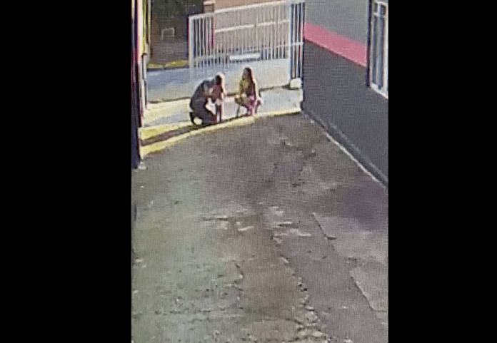 Mamãe e criança receberam ajuda da PM em Ibaté Mamãe e criança receberam ajuda da PM em Ibaté