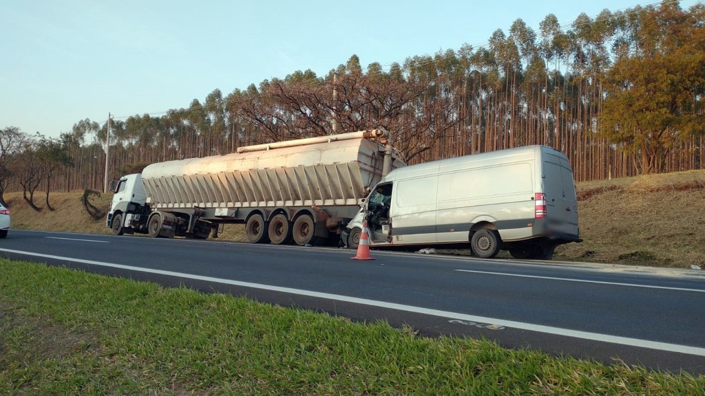 Colisão entre van e caminhão