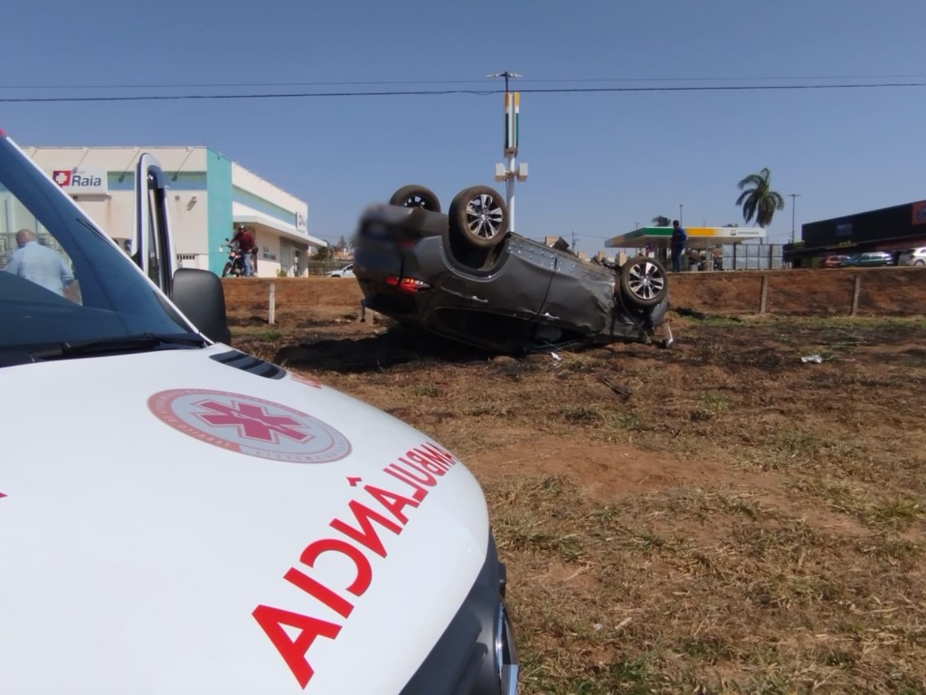 Capotamento na SP 318