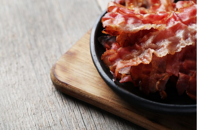 bacon Dia do bacon: Nem vilão, nem mocinho. Médico explica como incluir o alimento na dieta de forma segura