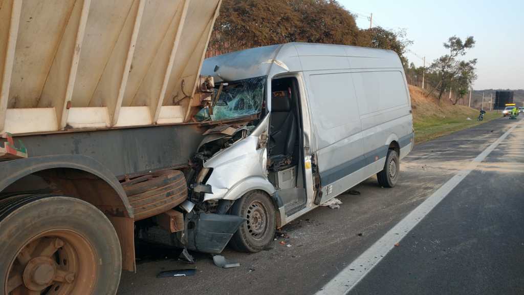 Colisão entre van e caminhão