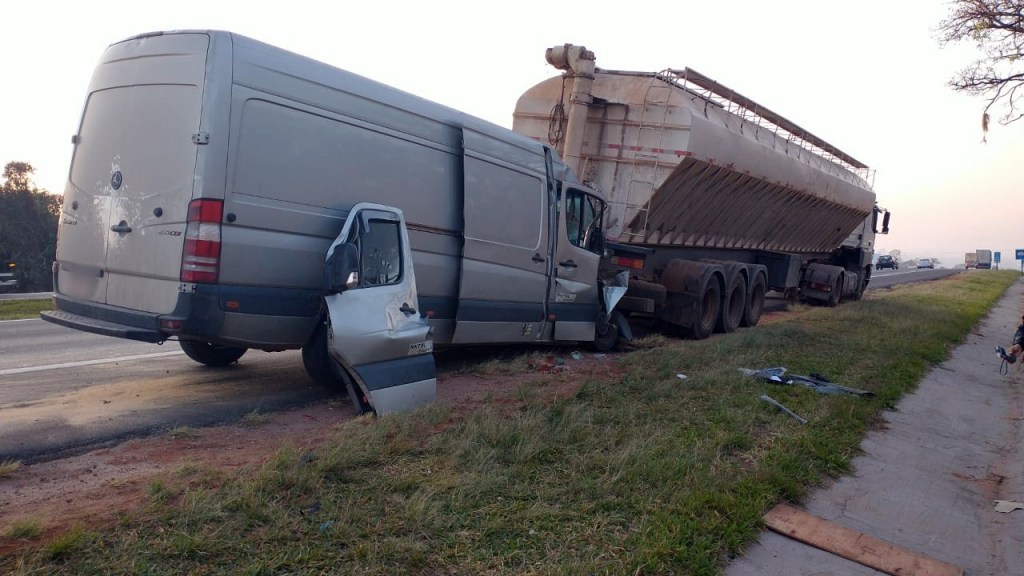 Colisão entre van e caminhão