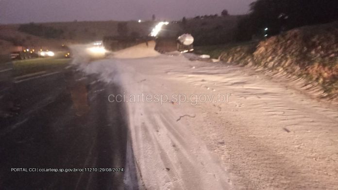 Carretas colidiram Carretas colidiram