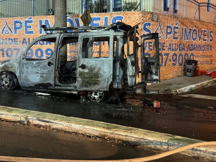 Comerciante perdeu veículo em incêndio Comerciante perdeu veículo em incêndio