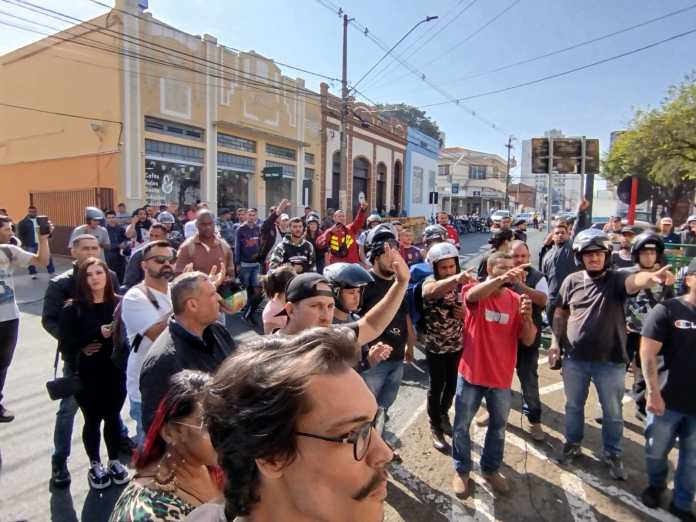 Entregadores: motoboys e motogirls foram até à Câmara Entregadores: motoboys e motogirls foram até à Câmara