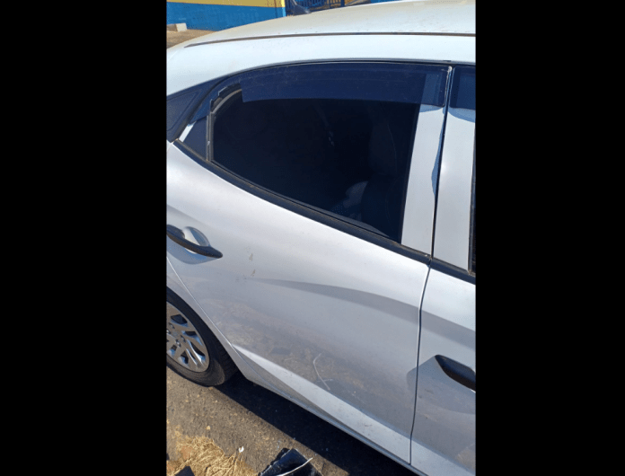 Professora teve carro arrombado por bandidos Professora teve carro arrombado por bandidos
