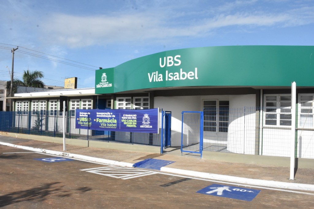 Na maioria das unidades reformadas está sendo viabilizada a troca de telhas para correção dos pontos de infiltração, troca e instalação de calhas, rufos e condutores, feita a remodelagem das salas, garantindo luminosidade e ventilação adequada