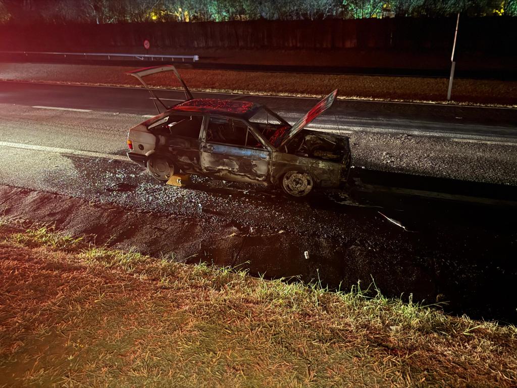 Automóvel foi destruído por incêndio