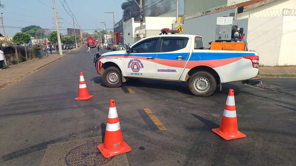 Defesa Civil está no local do fogo em prédio