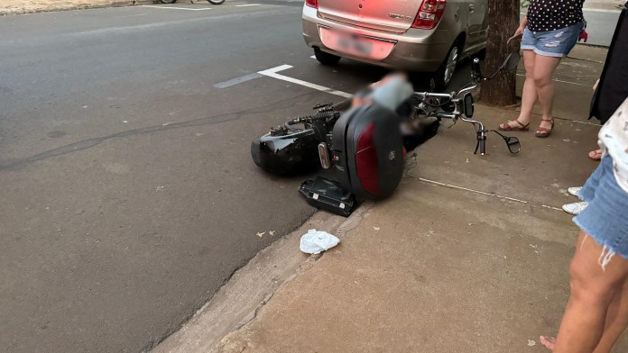 Moto colidiu na traseira de carro Moto colidiu na traseira de carro