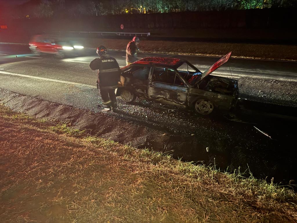 Automóvel foi destruído por incêndio