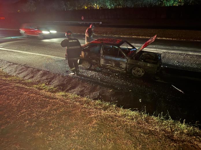 Automóvel foi destruído por incêndio Automóvel foi destruído por incêndio