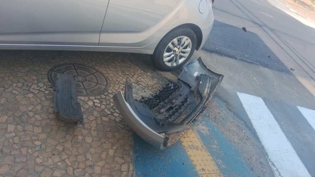 Colisão na avenida São Carlos