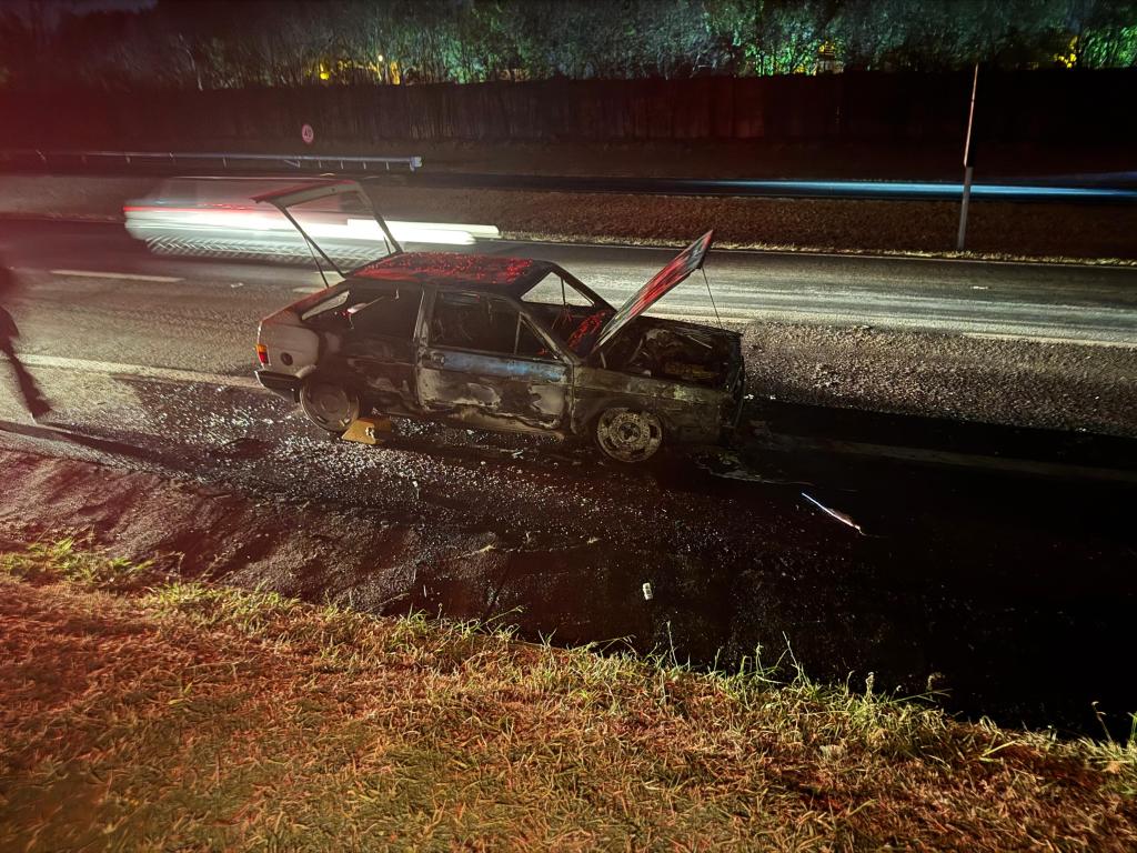 Automóvel foi destruído por incêndio