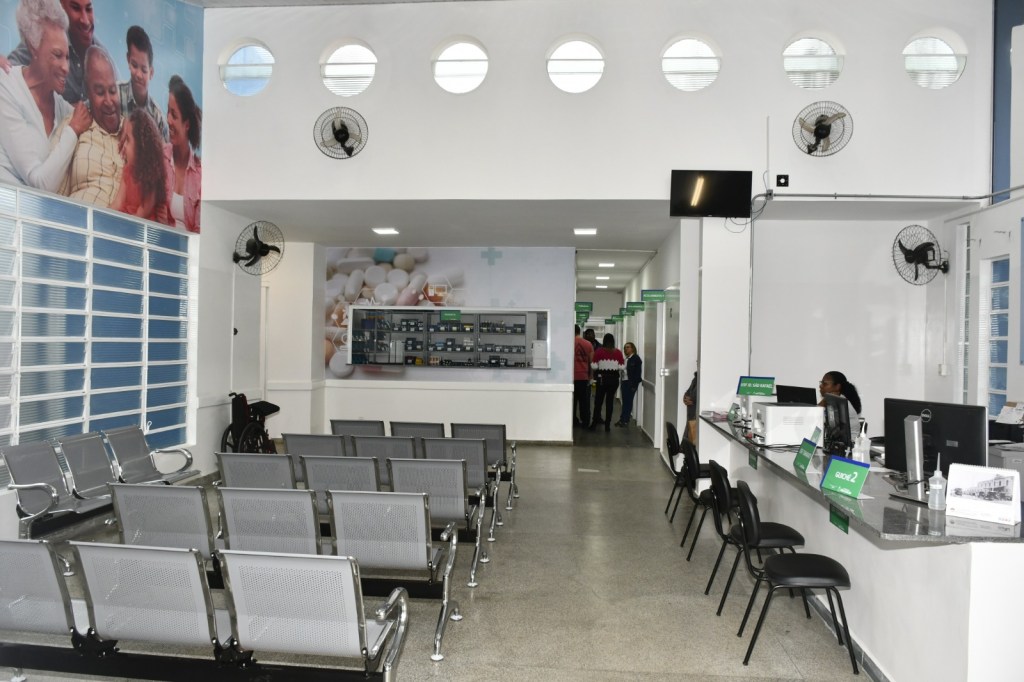 Na maioria das unidades reformadas está sendo viabilizada a troca de telhas para correção dos pontos de infiltração, troca e instalação de calhas, rufos e condutores, feita a remodelagem das salas, garantindo luminosidade e ventilação adequada