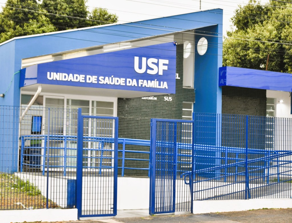 Na maioria das unidades reformadas está sendo viabilizada a troca de telhas para correção dos pontos de infiltração, troca e instalação de calhas, rufos e condutores, feita a remodelagem das salas, garantindo luminosidade e ventilação adequada