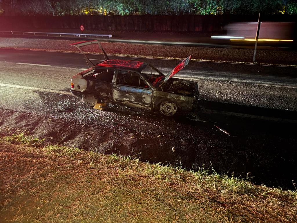 Automóvel foi destruído por incêndio