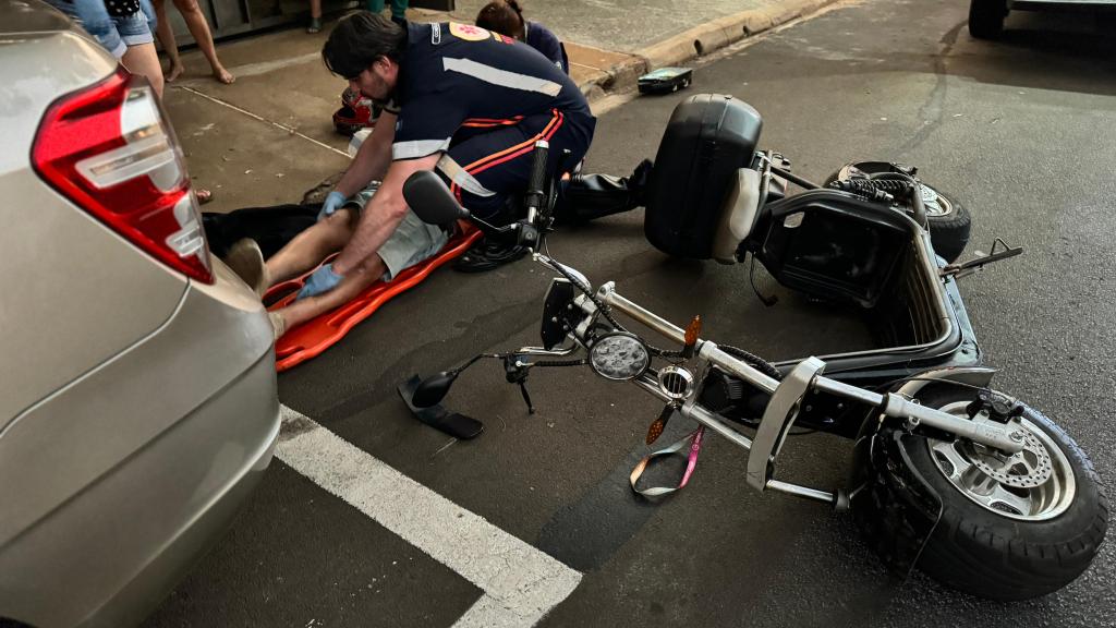 Moto colidiu na traseira de carro