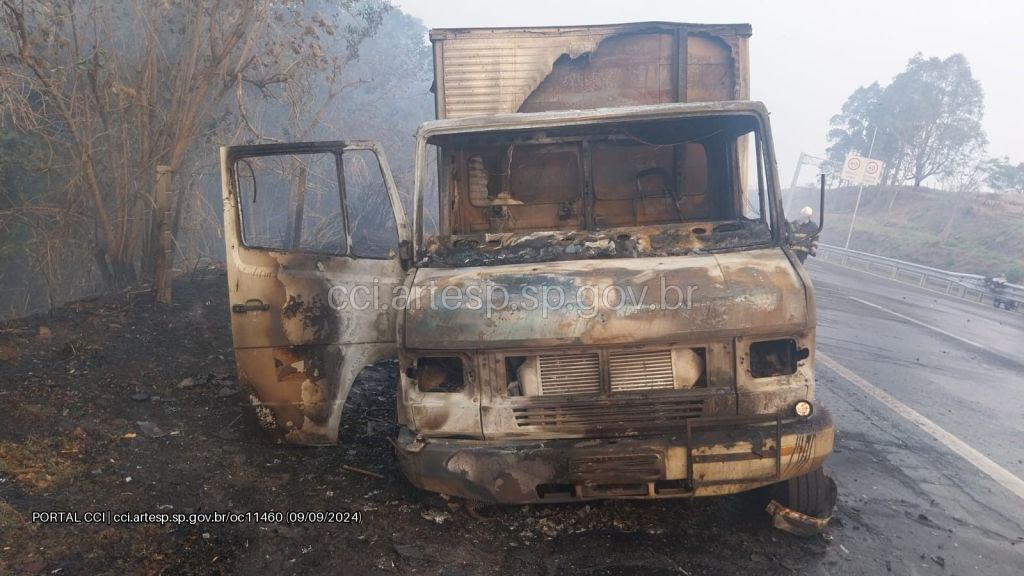Caminhão foi destruído depois de incêndio na Washington Luís