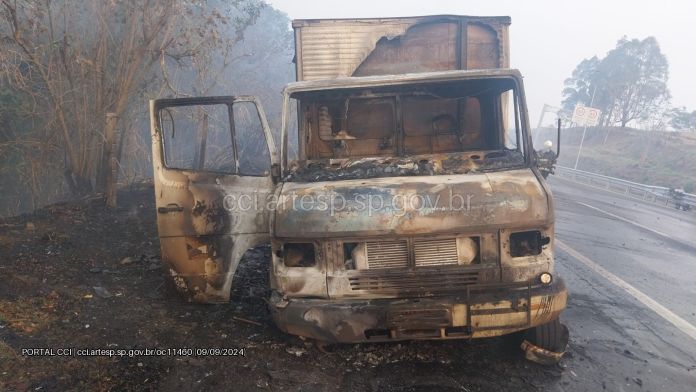 Caminhão foi destruído depois de incêndio na Washington Luís Caminhão foi destruído depois de incêndio na Washington Luís