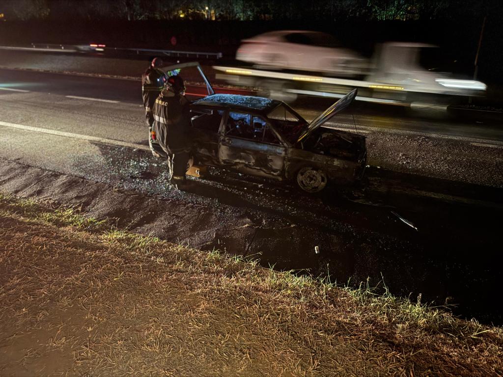 Automóvel foi destruído por incêndio