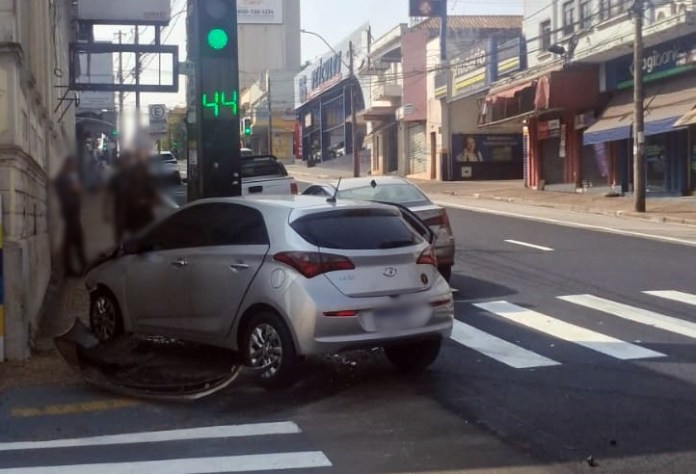 Colisão na avenida São Carlos Colisão na avenida São Carlos