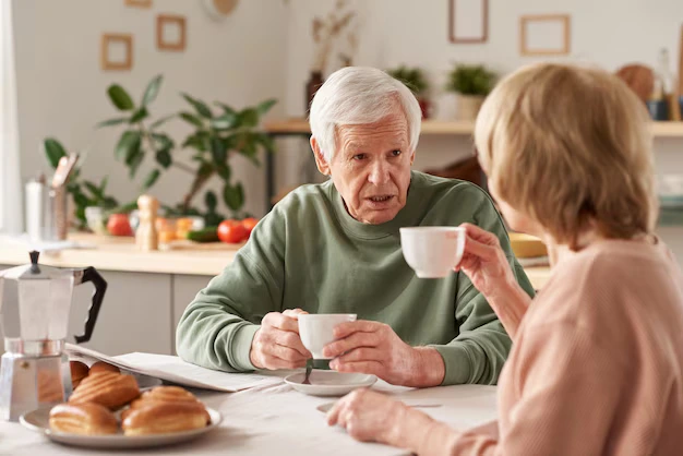 feliz-casal-de-idosos-sentado-a-mesa-bebendo-cha-e-conversando-na-cozinha-de-casa_249974-7882 benefícios do chá de orégano para a saúde na terceira idade