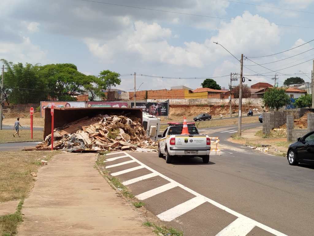 Caminhão tombou