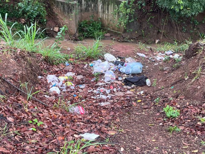 Enchente e sujeira andam juntas Enchente e sujeira andam juntas