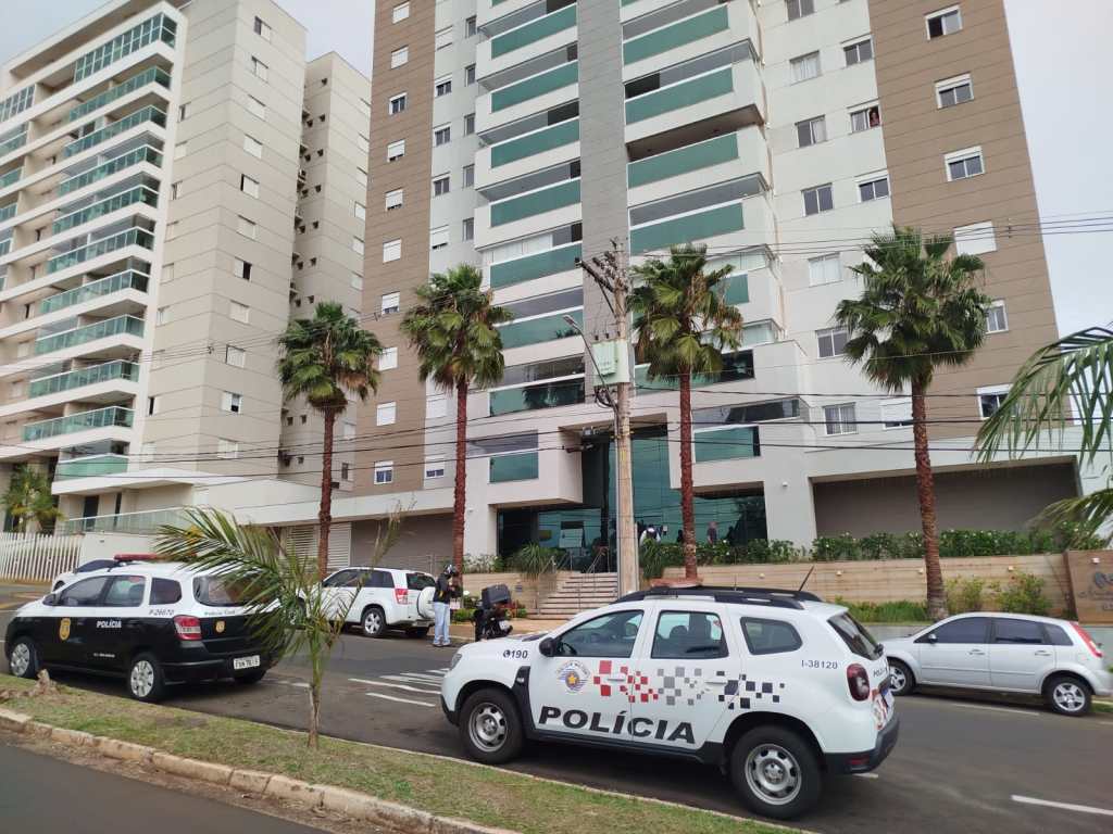 Polícia Civil e Militar estão no local