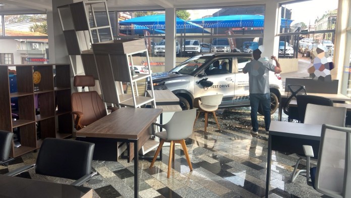 Carro invadiu loja Carro invadiu loja