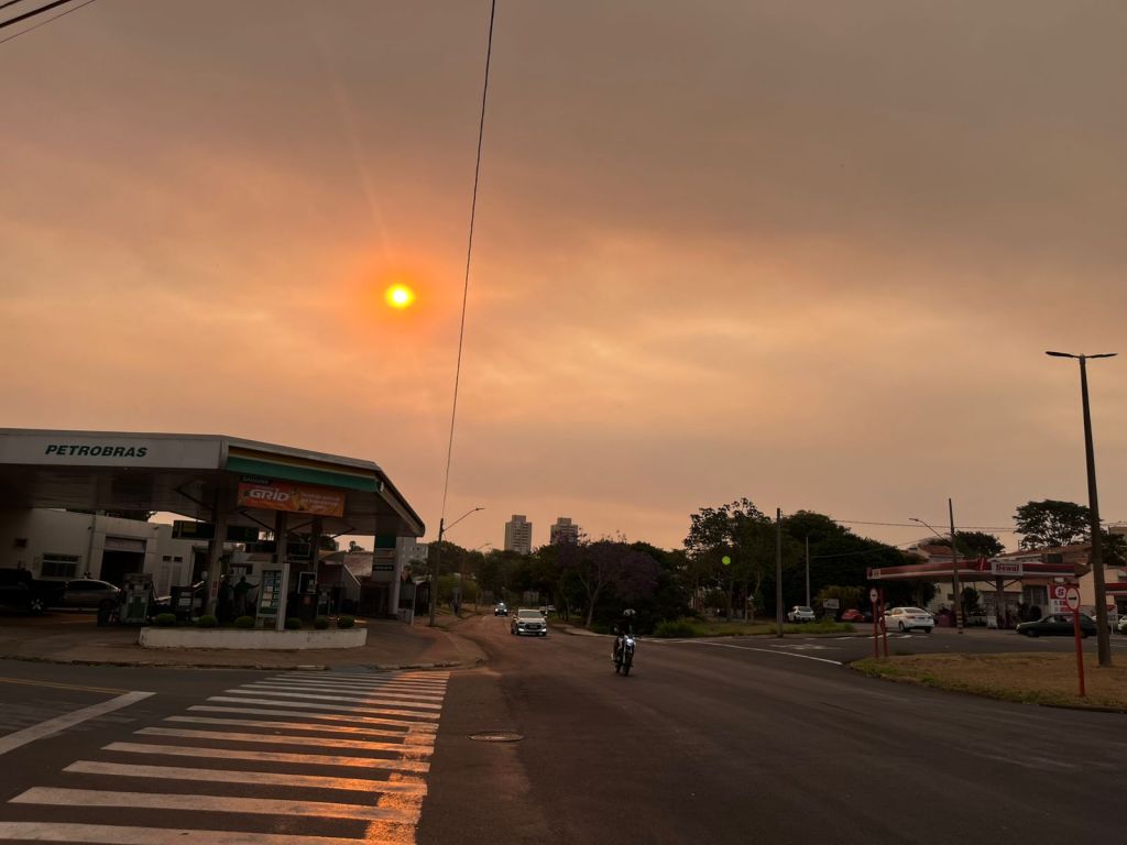Fumaça toma conta do céu