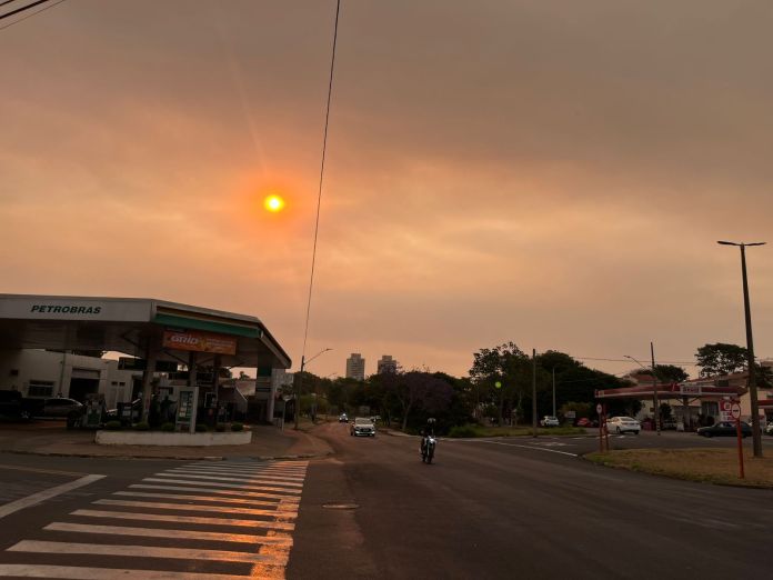 Fumaça toma conta do céu Fumaça toma conta do céu