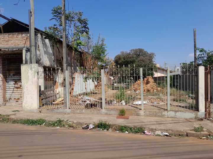 Rua Eugênio de Andrade Egas acumula sujeira