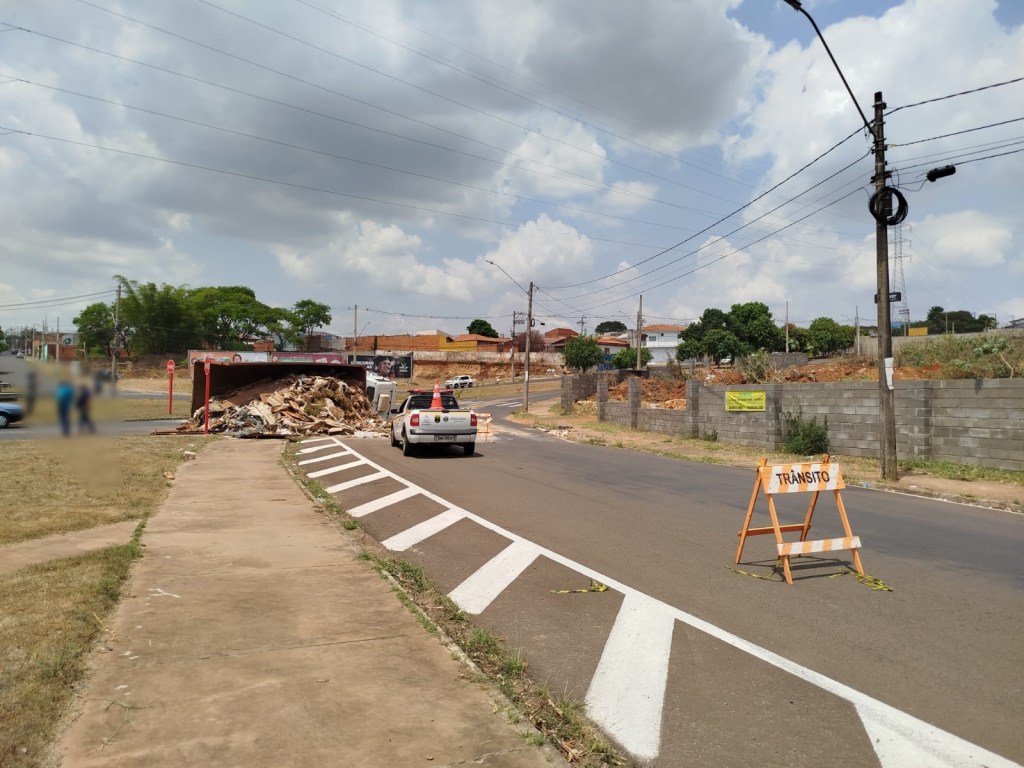 Caminhão tombou