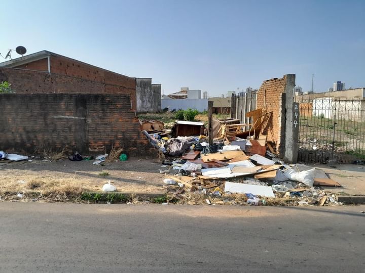 Rua Eugênio de Andrade Egas acumula sujeira