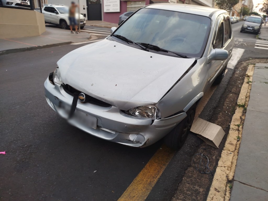 Carro invadiu loja