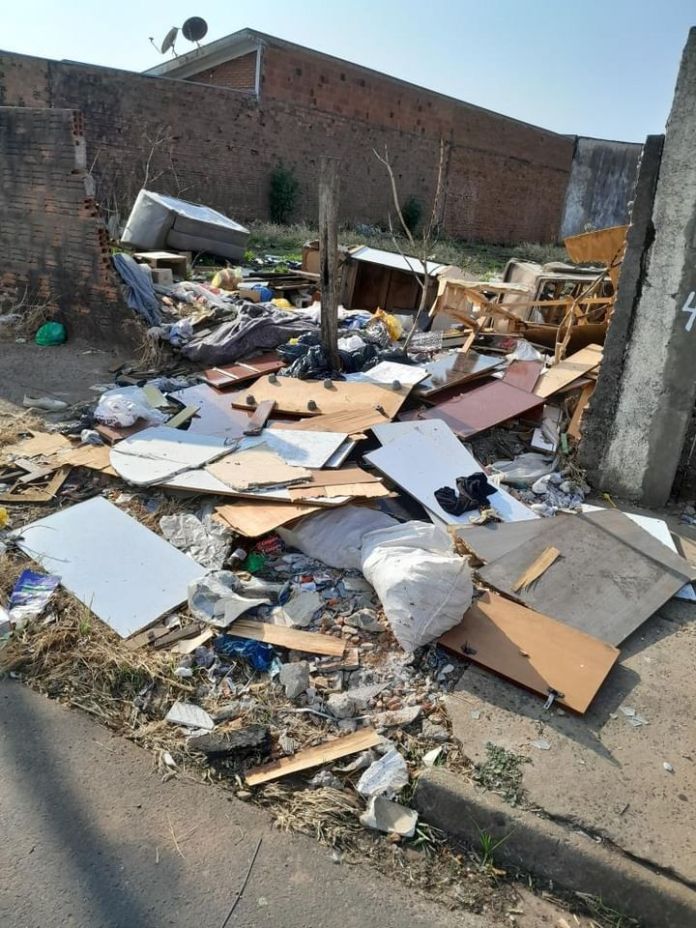 Rua Eugênio de Andrade Egas acumula sujeira Rua Eugênio de Andrade Egas acumula sujeira