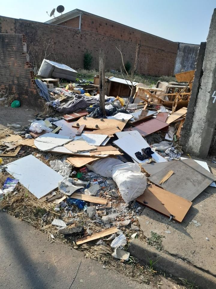 Rua Eugênio de Andrade Egas acumula sujeira