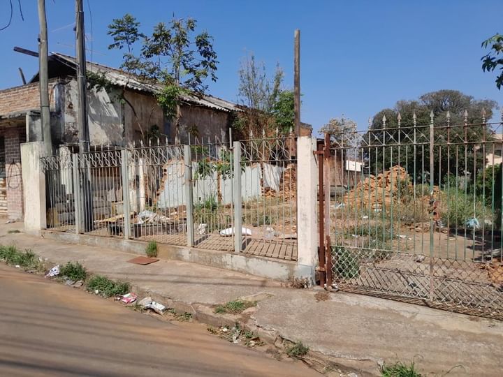 Rua Eugênio de Andrade Egas acumula sujeira