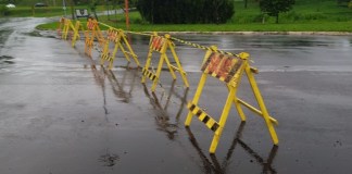Rompimento de adutora interdita parcialmente rotatória do shopping em São Carlos