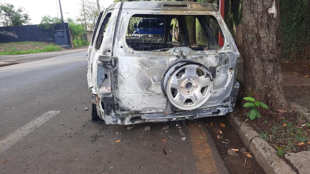 Carro usado no assalto foi queimado