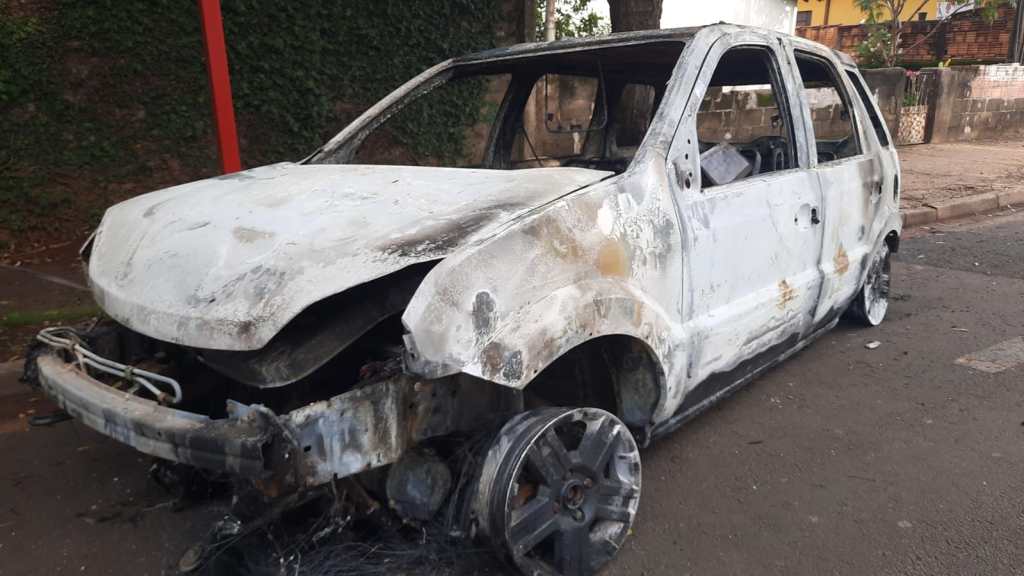 Carro usado no assalto foi queimado