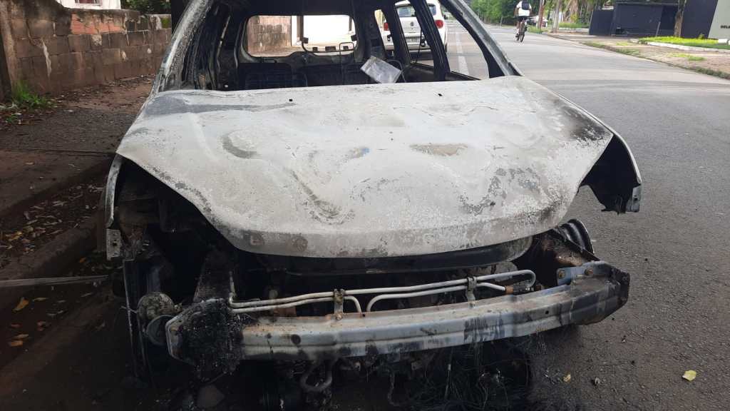 Carro usado no assalto foi queimado