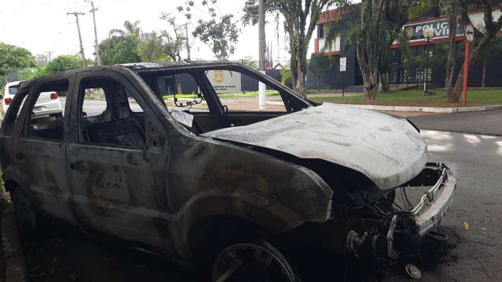 Carro usado no assalto foi queimado