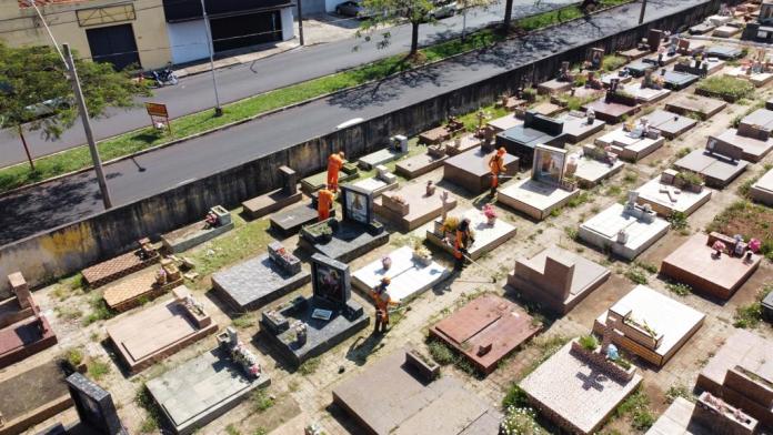 cemiterio Dia de Finados celebrado em várias culturas