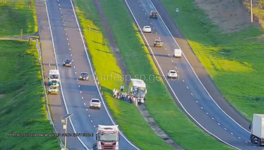Ônibus saiu da pista