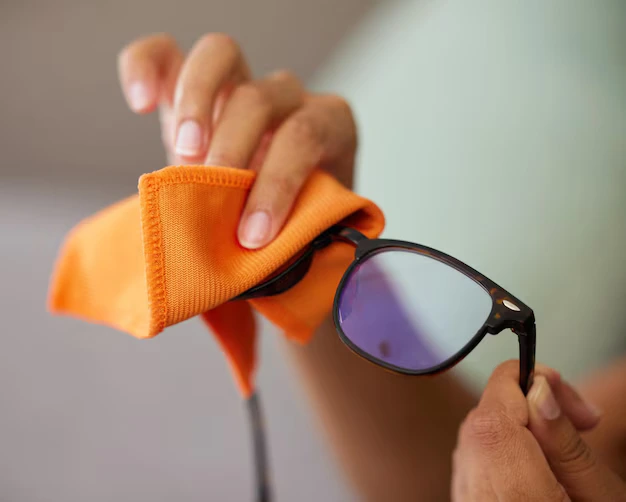 forma fácil de limpar a lente do óculos com 2 ingredientes baratos